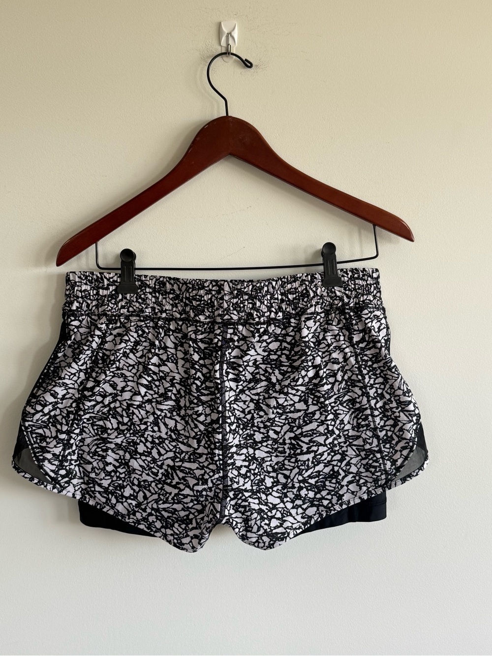 Lululemon NEW Black and White Abstract Print Women's Athletic Shorts